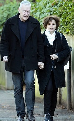  Huw Edwards is married to his wife Vicki Flind.